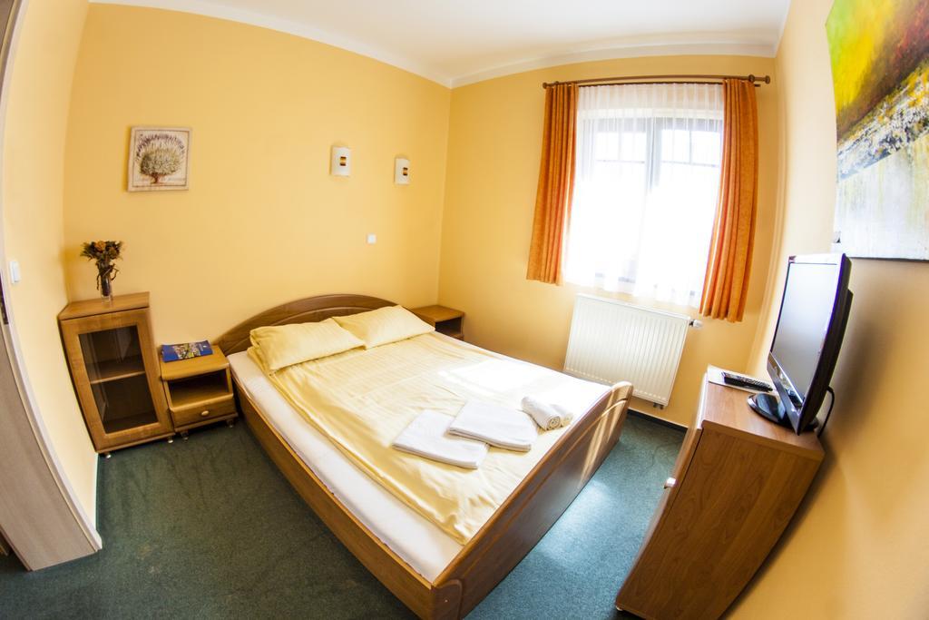 Penzion Cernej Ptak Hotel Jindřichŭv Hradec Ngoại thất bức ảnh